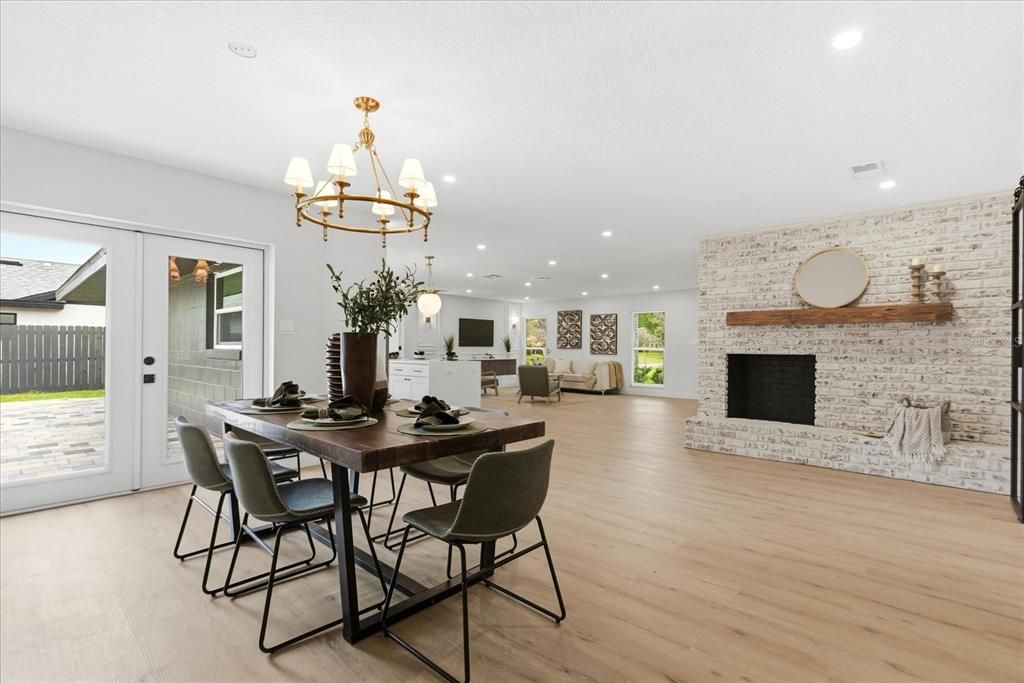 Activo con contrato: $745,000 (5 camas, 3 baños, 2330 Pies cuadrados)