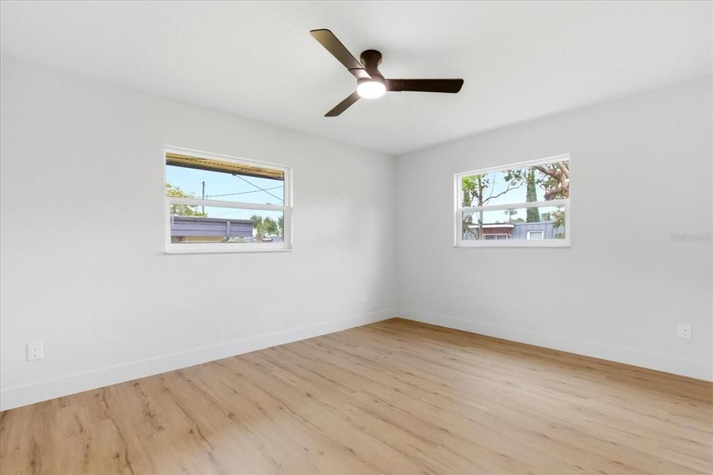 Activo con contrato: $745,000 (5 camas, 3 baños, 2330 Pies cuadrados)