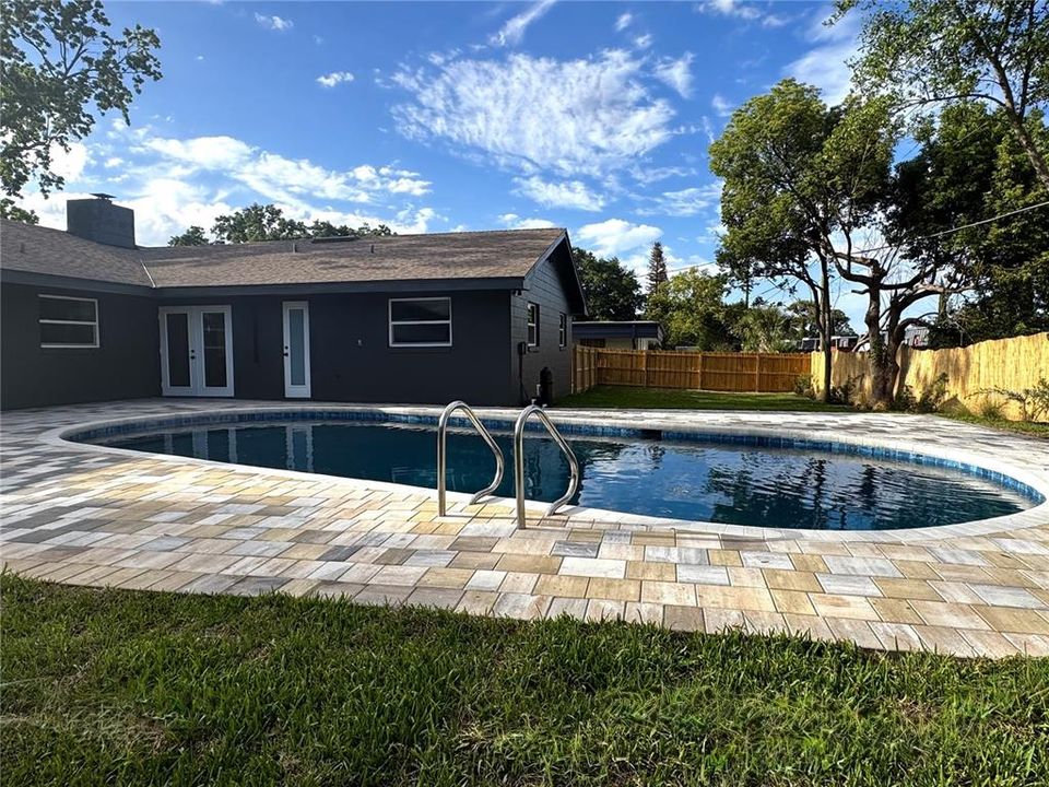 Activo con contrato: $745,000 (5 camas, 3 baños, 2330 Pies cuadrados)