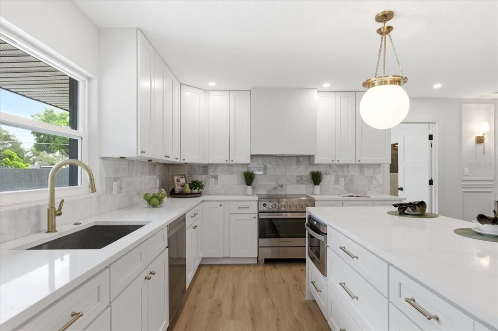 Activo con contrato: $745,000 (5 camas, 3 baños, 2330 Pies cuadrados)