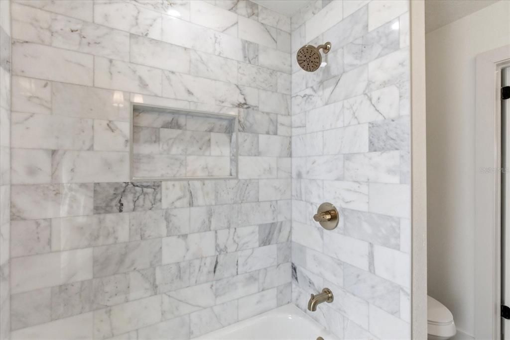 Activo con contrato: $745,000 (5 camas, 3 baños, 2330 Pies cuadrados)