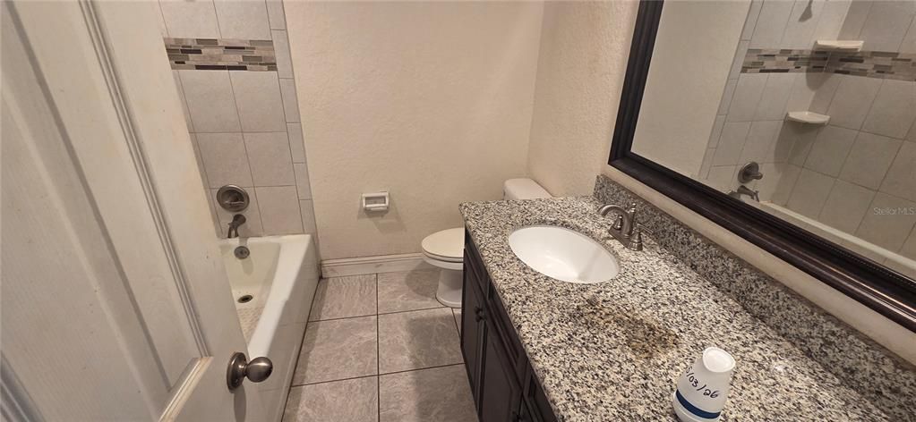 Activo con contrato: $315,000 (5 camas, 2 baños, 2604 Pies cuadrados)