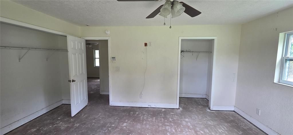 Activo con contrato: $315,000 (5 camas, 2 baños, 2604 Pies cuadrados)