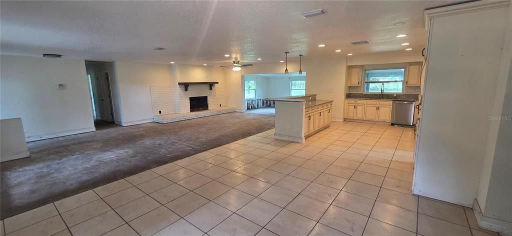 Activo con contrato: $315,000 (5 camas, 2 baños, 2604 Pies cuadrados)