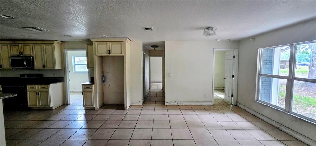 Activo con contrato: $315,000 (5 camas, 2 baños, 2604 Pies cuadrados)