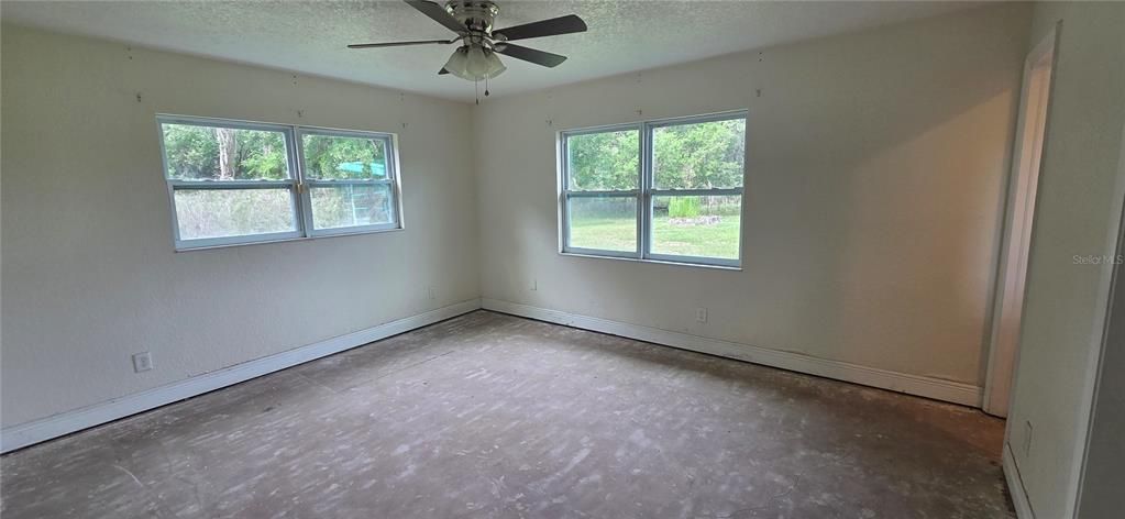 Activo con contrato: $315,000 (5 camas, 2 baños, 2604 Pies cuadrados)