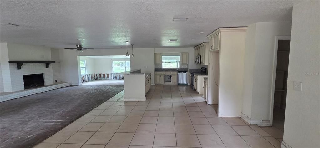 Activo con contrato: $315,000 (5 camas, 2 baños, 2604 Pies cuadrados)