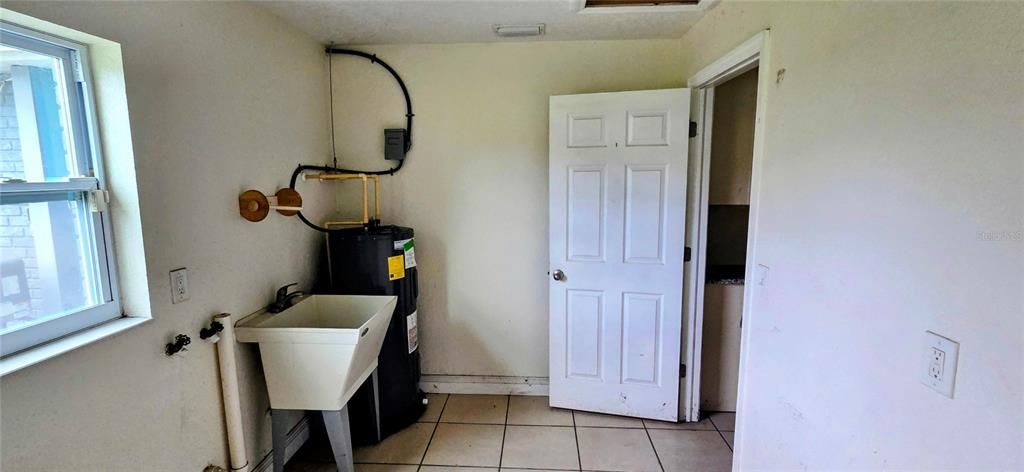 Activo con contrato: $315,000 (5 camas, 2 baños, 2604 Pies cuadrados)