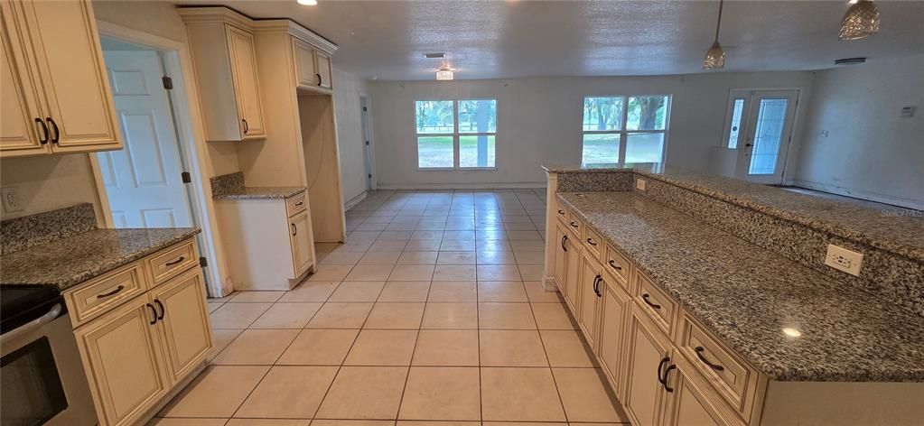 Activo con contrato: $315,000 (5 camas, 2 baños, 2604 Pies cuadrados)