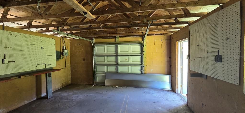 Activo con contrato: $315,000 (5 camas, 2 baños, 2604 Pies cuadrados)