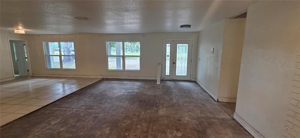 Activo con contrato: $315,000 (5 camas, 2 baños, 2604 Pies cuadrados)