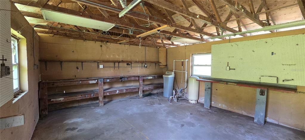 Activo con contrato: $315,000 (5 camas, 2 baños, 2604 Pies cuadrados)