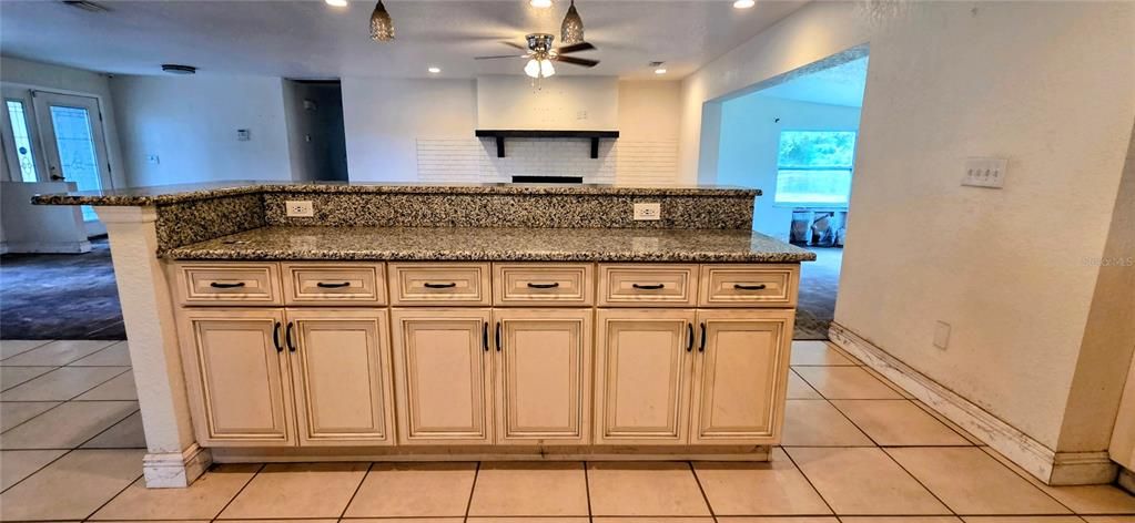 Activo con contrato: $315,000 (5 camas, 2 baños, 2604 Pies cuadrados)