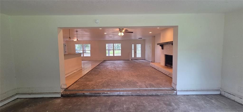 Activo con contrato: $315,000 (5 camas, 2 baños, 2604 Pies cuadrados)