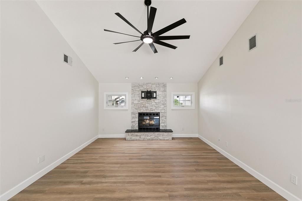 Activo con contrato: $819,000 (5 camas, 3 baños, 3407 Pies cuadrados)
