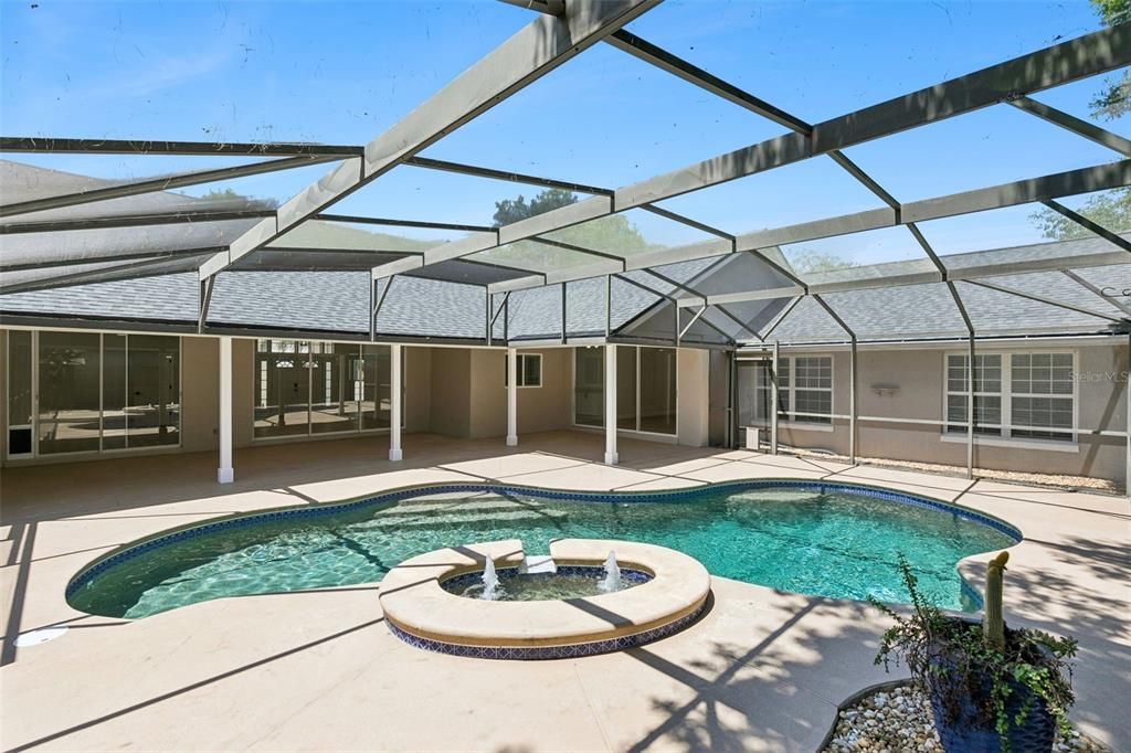 Activo con contrato: $819,000 (5 camas, 3 baños, 3407 Pies cuadrados)