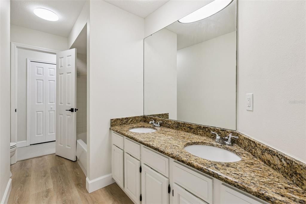 Activo con contrato: $819,000 (5 camas, 3 baños, 3407 Pies cuadrados)