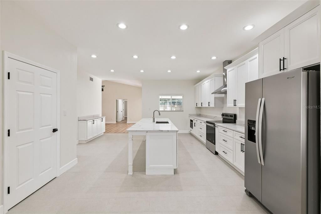 Activo con contrato: $819,000 (5 camas, 3 baños, 3407 Pies cuadrados)