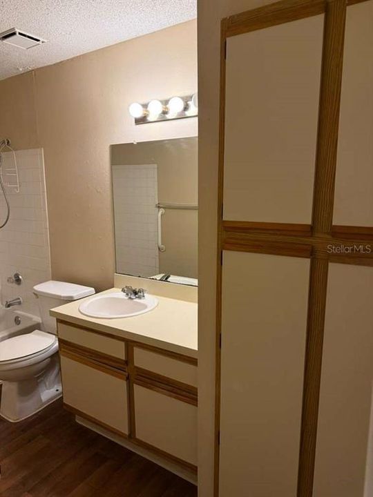 For Sale: $111,990 (1 beds, 1 baths, 674 Square Feet)