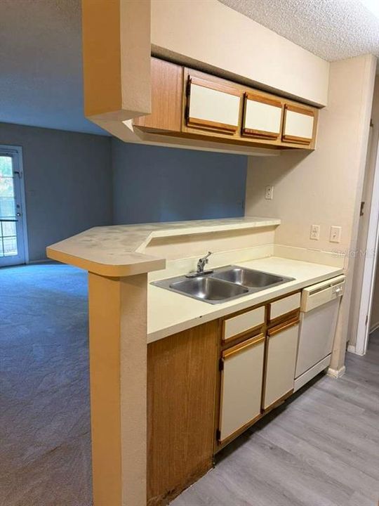 For Sale: $111,990 (1 beds, 1 baths, 674 Square Feet)