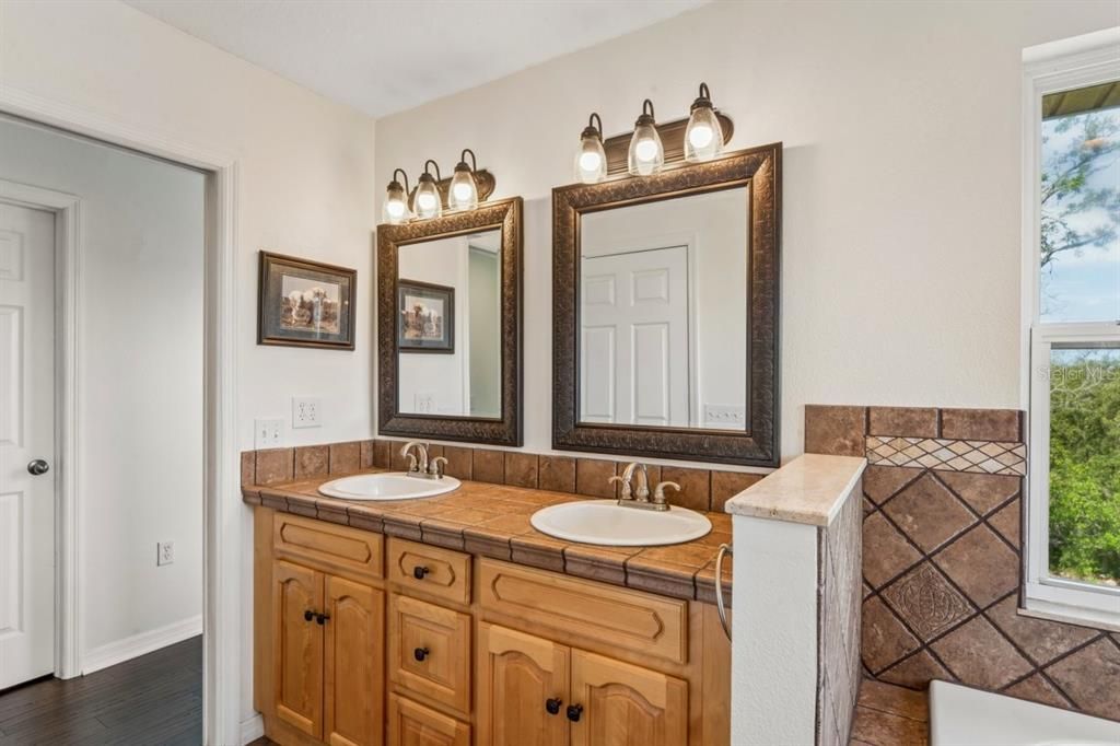 En Venta: $489,000 (3 camas, 2 baños, 2024 Pies cuadrados)