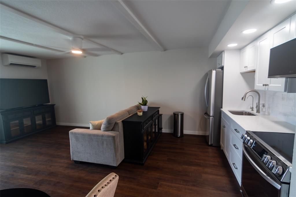 For Sale: $229,900 (1 beds, 1 baths, 459 Square Feet)