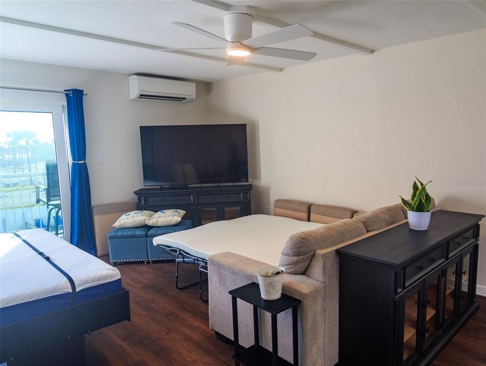 For Sale: $229,900 (1 beds, 1 baths, 459 Square Feet)