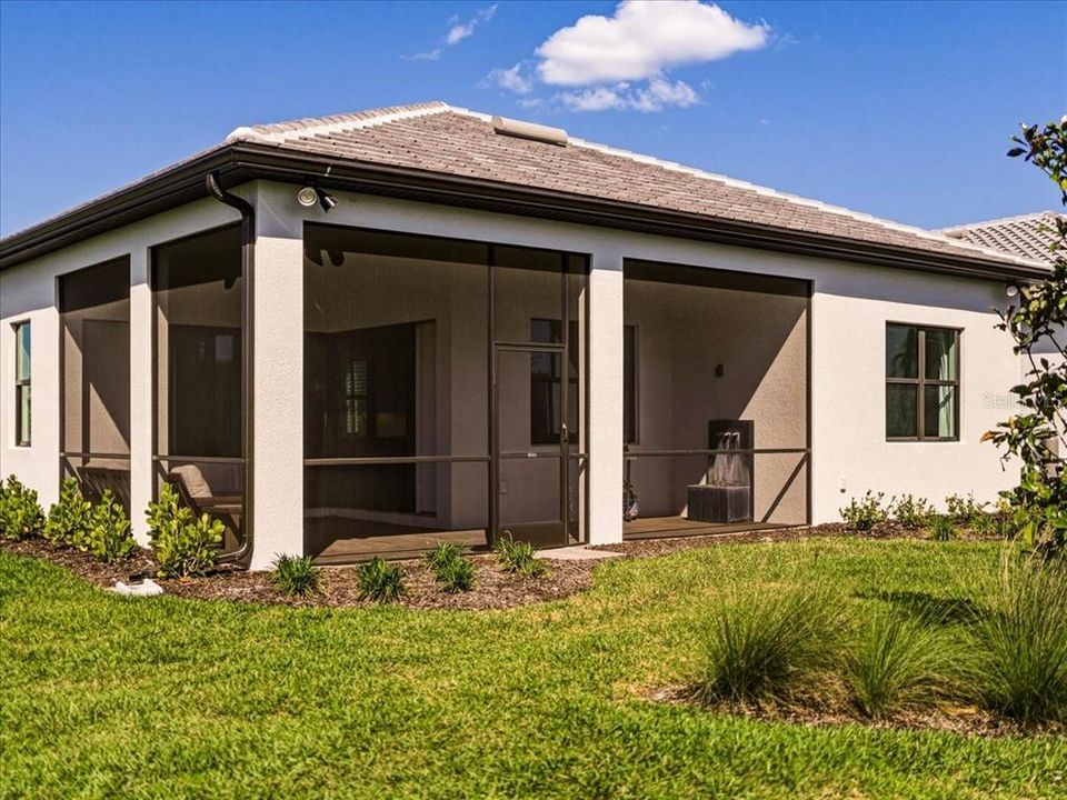 Activo con contrato: $695,000 (4 camas, 2 baños, 2056 Pies cuadrados)