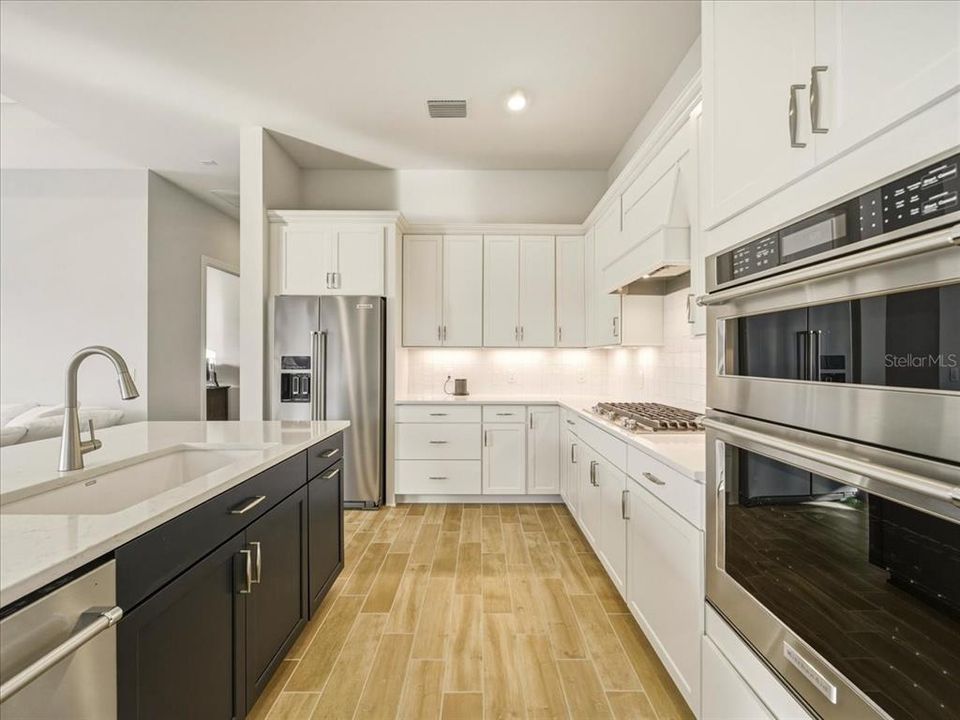 Activo con contrato: $695,000 (4 camas, 2 baños, 2056 Pies cuadrados)