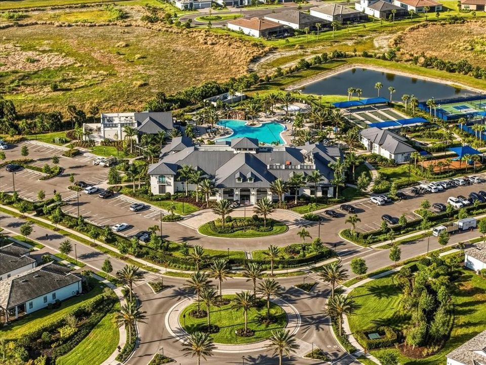 Activo con contrato: $695,000 (4 camas, 2 baños, 2056 Pies cuadrados)