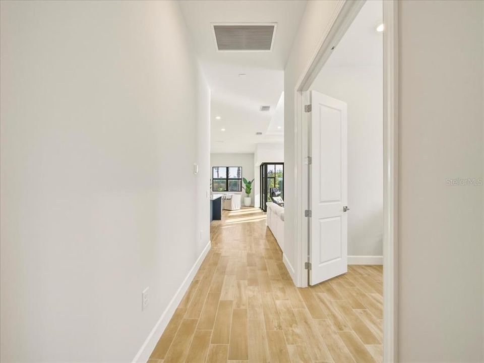Activo con contrato: $695,000 (4 camas, 2 baños, 2056 Pies cuadrados)