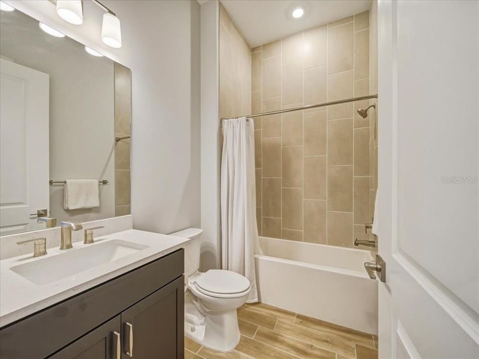 Activo con contrato: $695,000 (4 camas, 2 baños, 2056 Pies cuadrados)