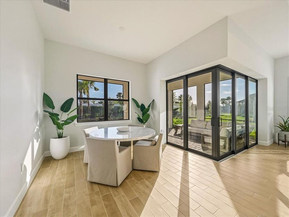 Activo con contrato: $695,000 (4 camas, 2 baños, 2056 Pies cuadrados)