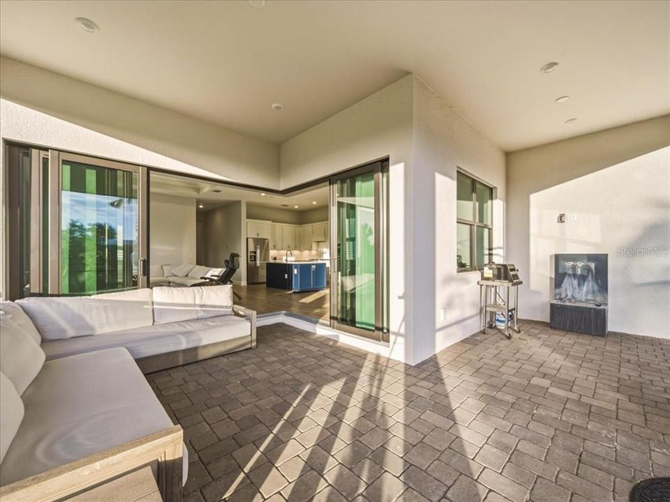 Activo con contrato: $695,000 (4 camas, 2 baños, 2056 Pies cuadrados)