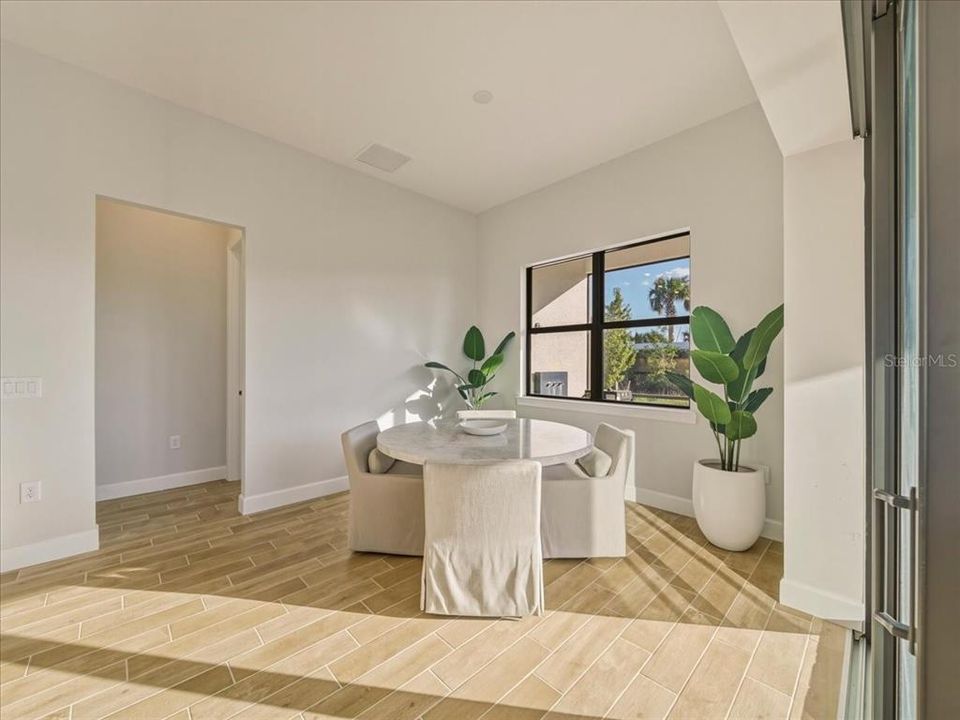 Activo con contrato: $695,000 (4 camas, 2 baños, 2056 Pies cuadrados)