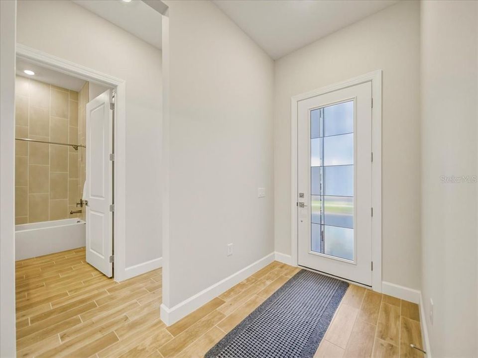Activo con contrato: $695,000 (4 camas, 2 baños, 2056 Pies cuadrados)
