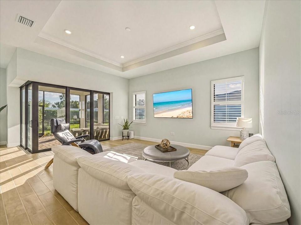 Activo con contrato: $695,000 (4 camas, 2 baños, 2056 Pies cuadrados)