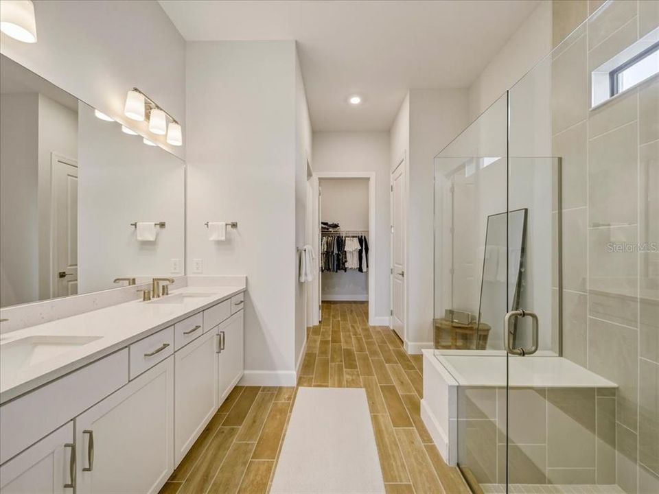 Activo con contrato: $695,000 (4 camas, 2 baños, 2056 Pies cuadrados)