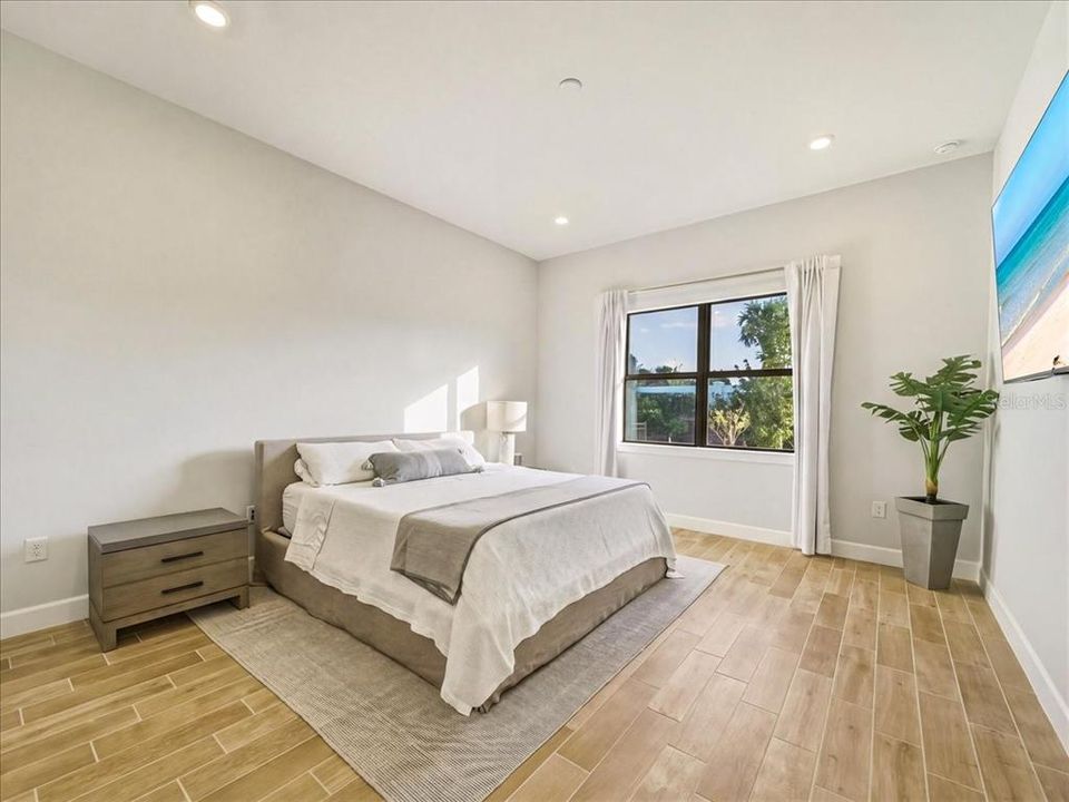 Activo con contrato: $695,000 (4 camas, 2 baños, 2056 Pies cuadrados)
