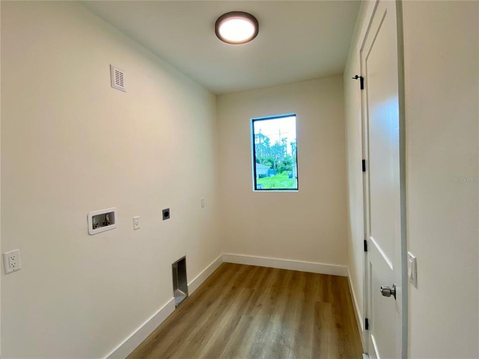 Activo con contrato: $395,000 (3 camas, 2 baños, 1744 Pies cuadrados)