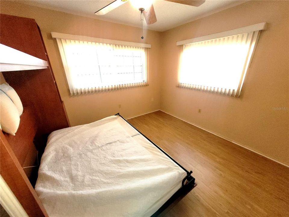 На продажу: $139,900 (2 спален, 1 ванн, 950 Квадратных фут)