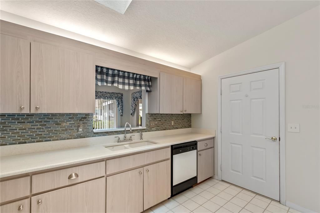 Active With Contract: $230,000 (2 beds, 2 baths, 1746 Square Feet)