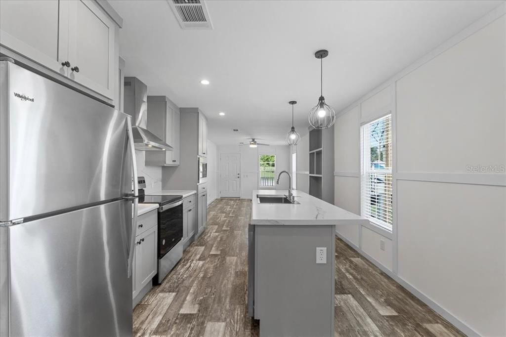 For Sale: $199,999 (3 beds, 2 baths, 1027 Square Feet)