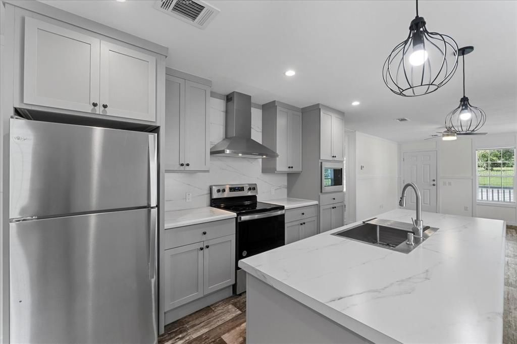 For Sale: $199,999 (3 beds, 2 baths, 1027 Square Feet)