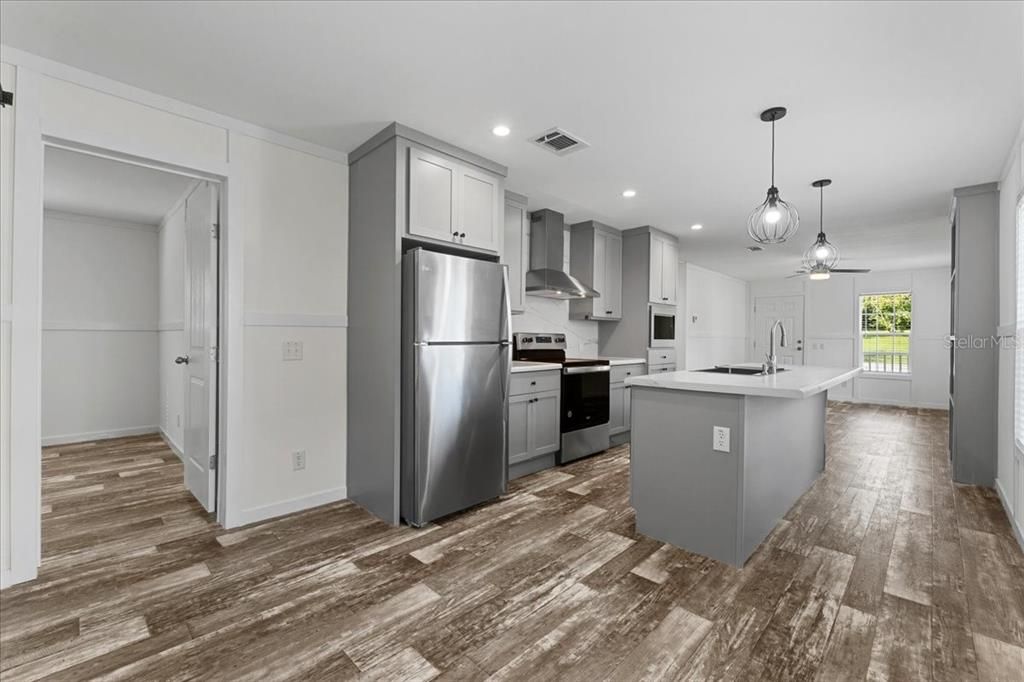 For Sale: $199,999 (3 beds, 2 baths, 1027 Square Feet)