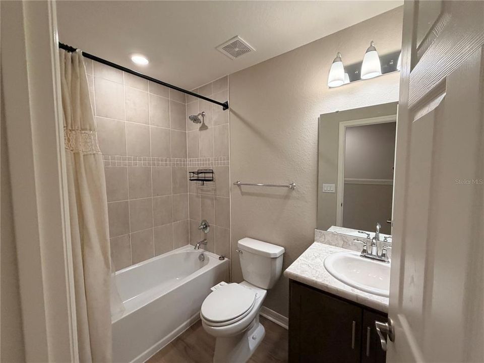 For Rent: $2,100 (3 beds, 2 baths, 1726 Square Feet)