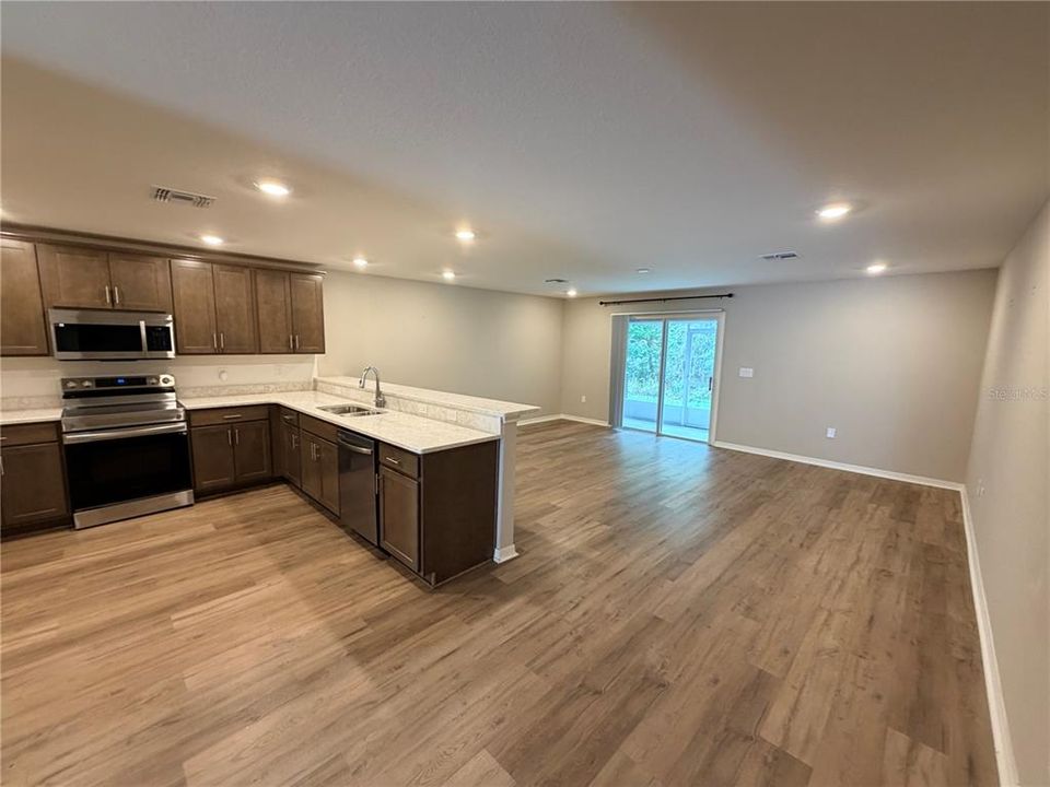 For Rent: $2,100 (3 beds, 2 baths, 1726 Square Feet)