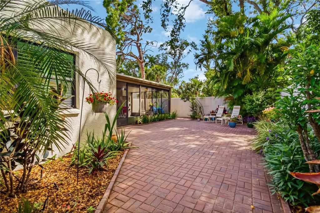 For Sale: $325,000 (3 beds, 2 baths, 1468 Square Feet)