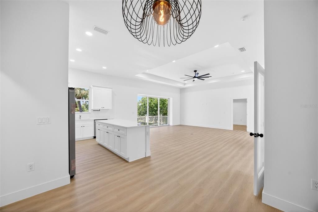 For Sale: $435,000 (4 beds, 2 baths, 1915 Square Feet)