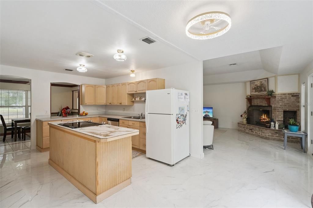 На продажу: $685,000 (3 спален, 2 ванн, 1920 Квадратных фут)